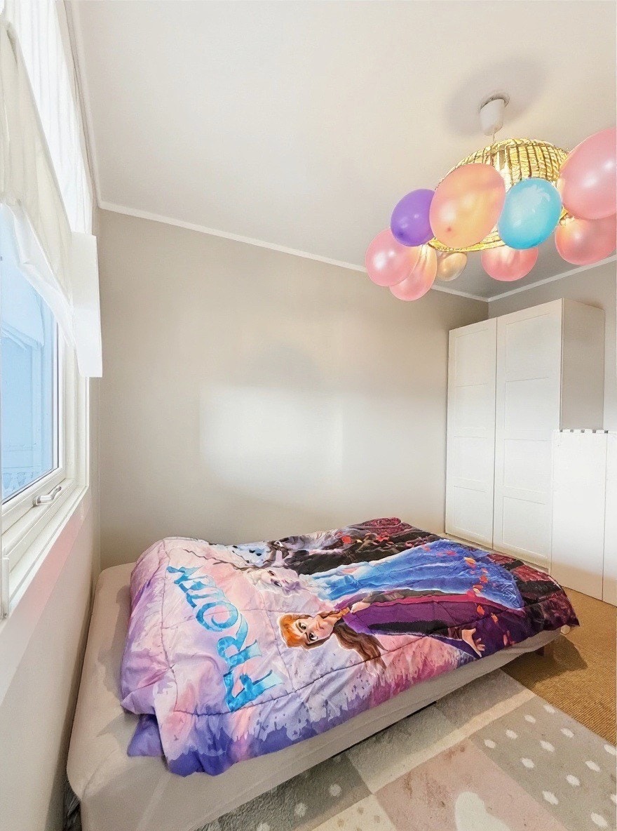 Barnerom med god plass til seng, leker og oppbevaring Galleribilde