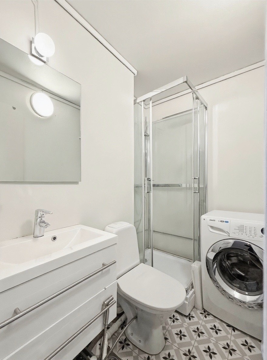 Badet har moderne innredning og praktiske løsninger Galleribilde