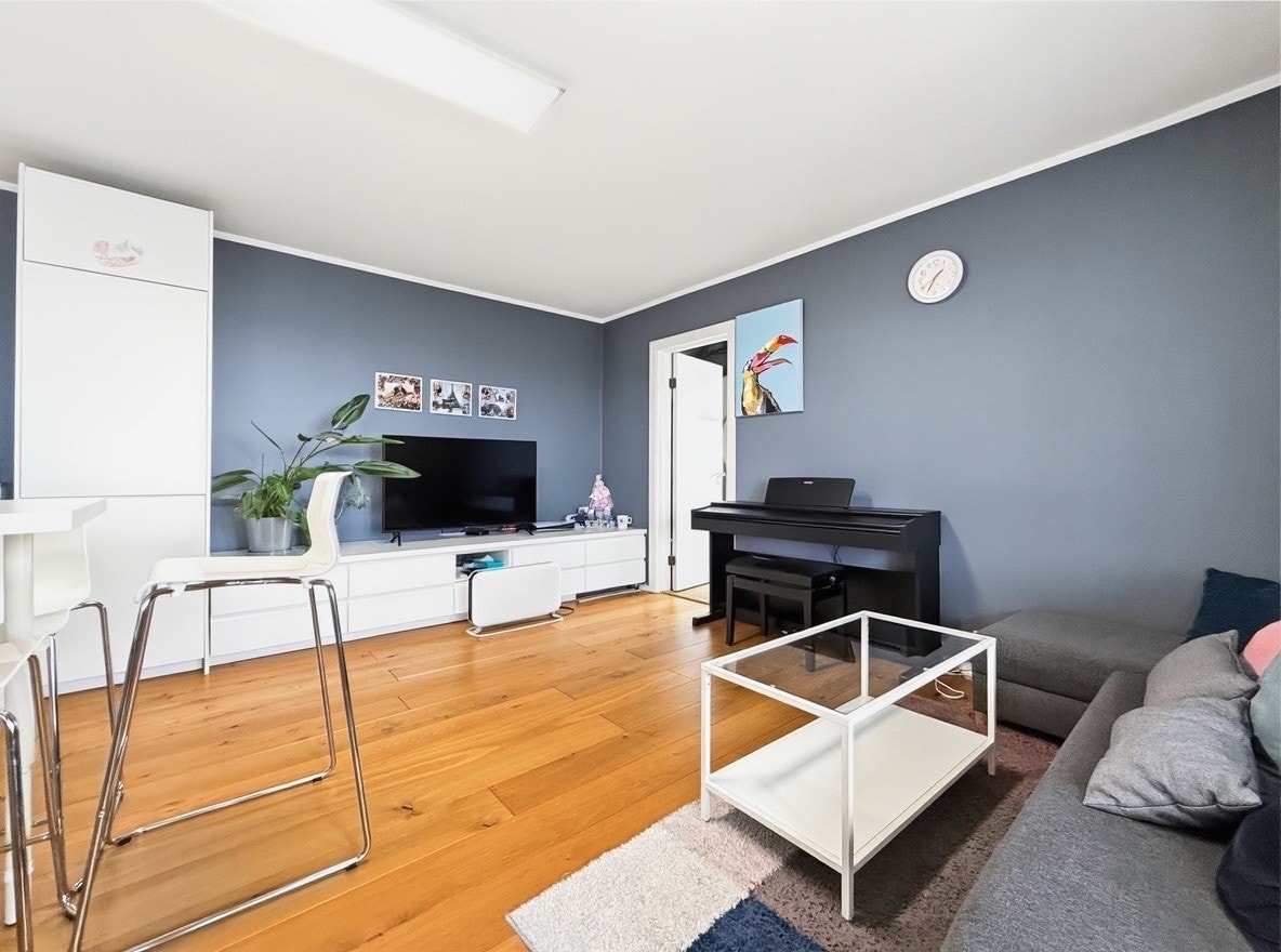 Koselig stue med sofa, TV-benk og moderne detaljer Galleribilde