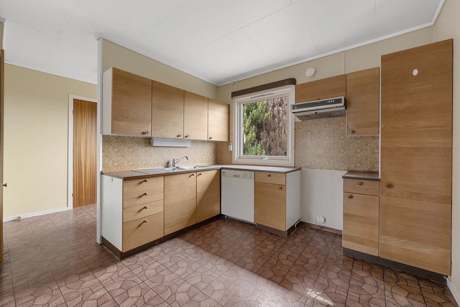 Kjøkkenet har egen avdeling med vaskerom bak deleveggen midt i rommet Galleribilde