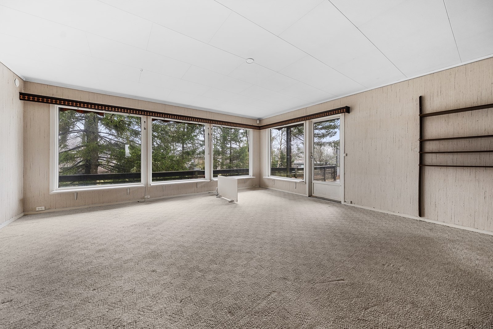 Fra stuen er det utgang til terrasse og hage Galleribilde