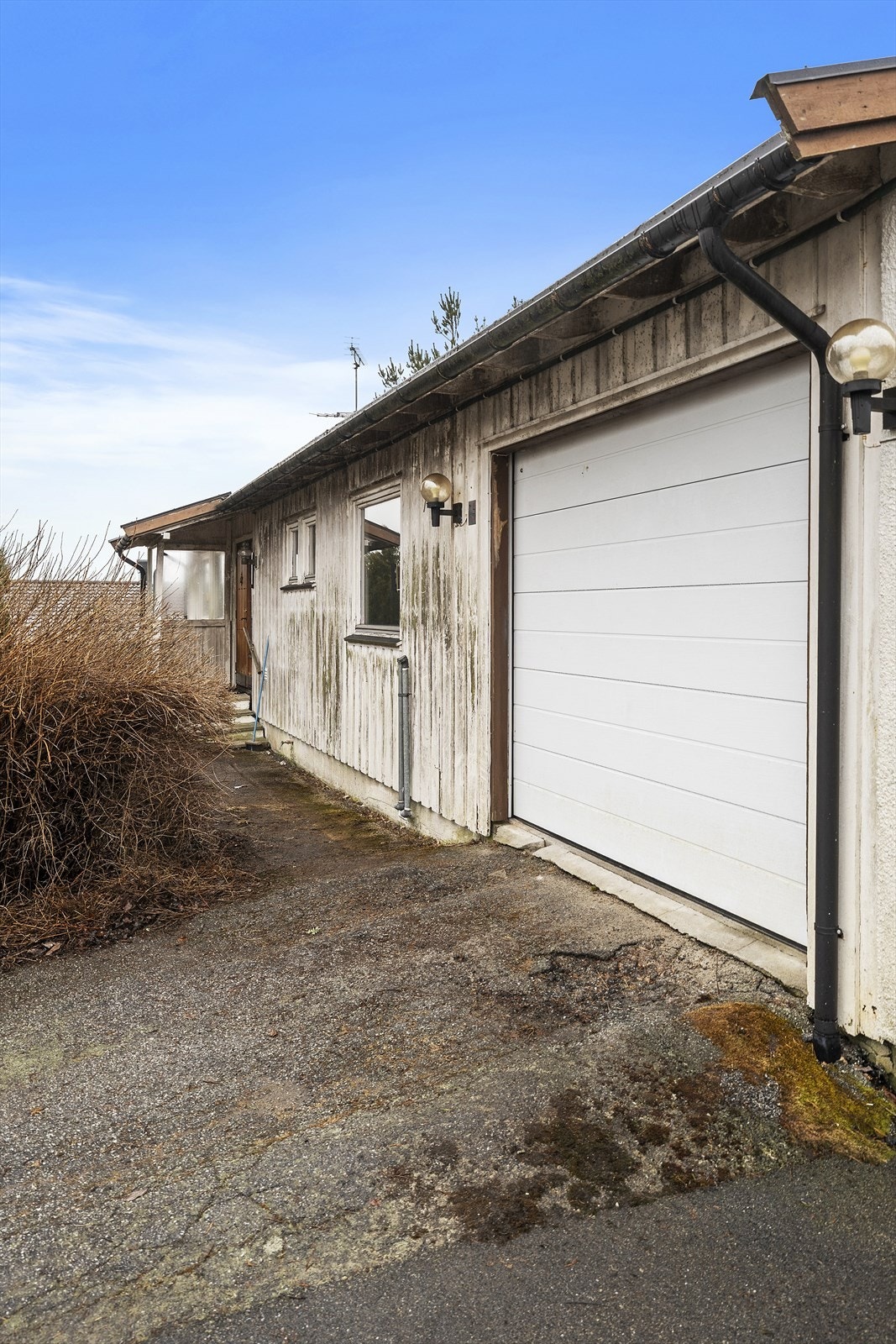 Inngangsparti. Garasje i tilknytning til boligen. Biloppstillingsplass foran garasje Galleribilde