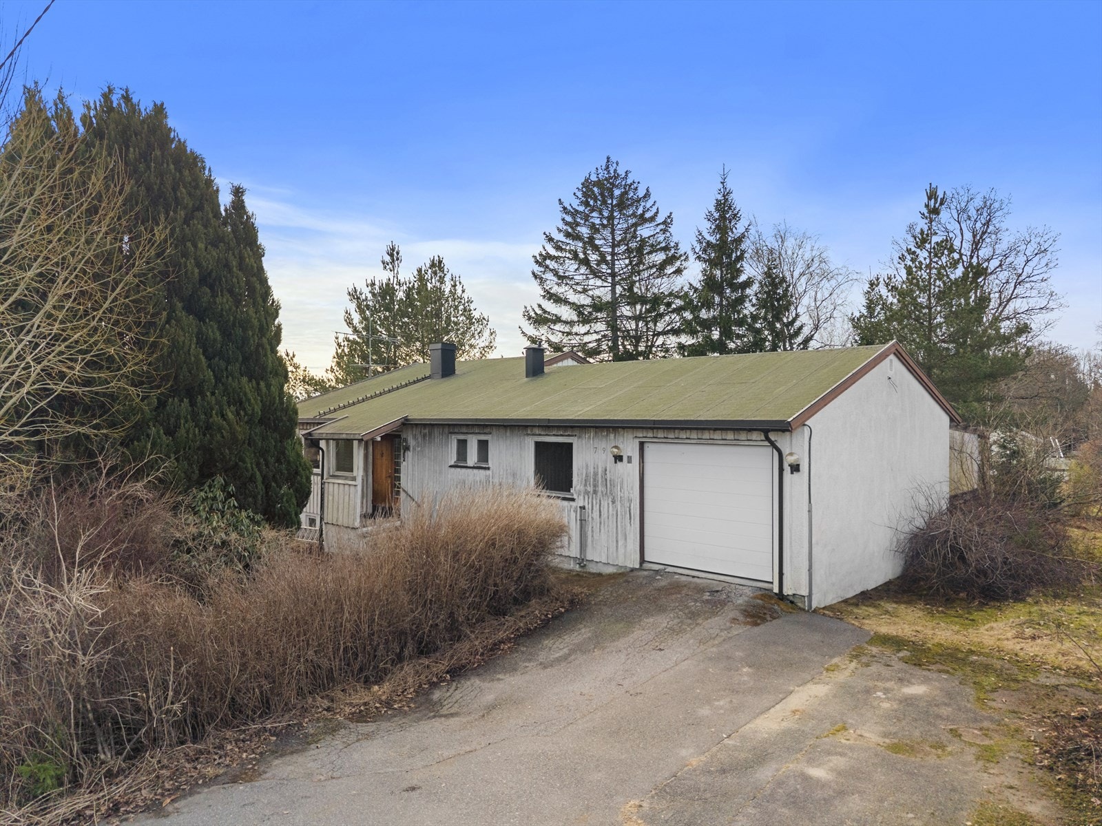 Fasade inngangsparti. Garasje og biloppstillingsplass. Galleribilde