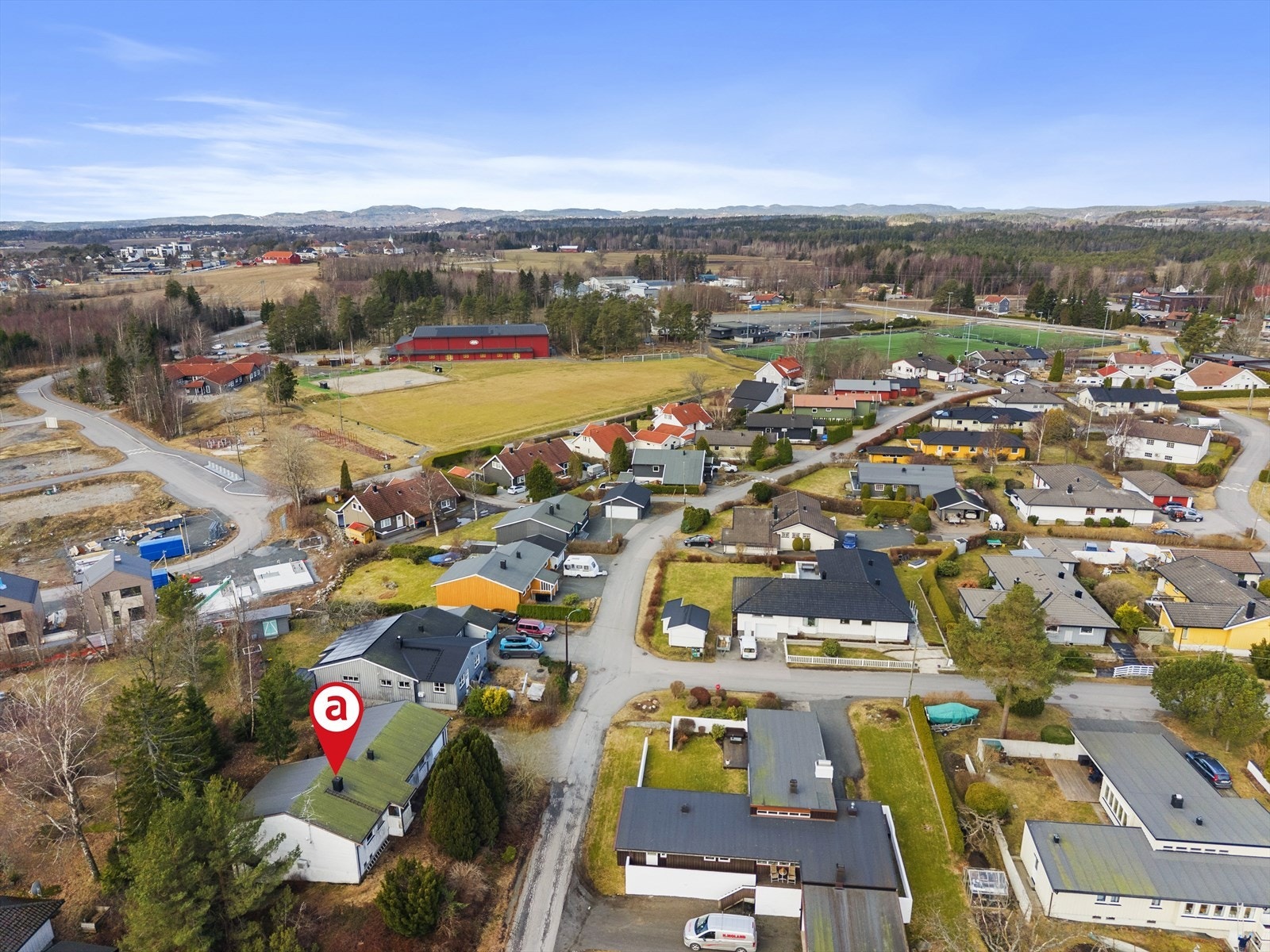 Eiendommen har en fin barnevennlig beliggenhet med kort avstand til idrettsanlegg og barnehage. Galleribilde