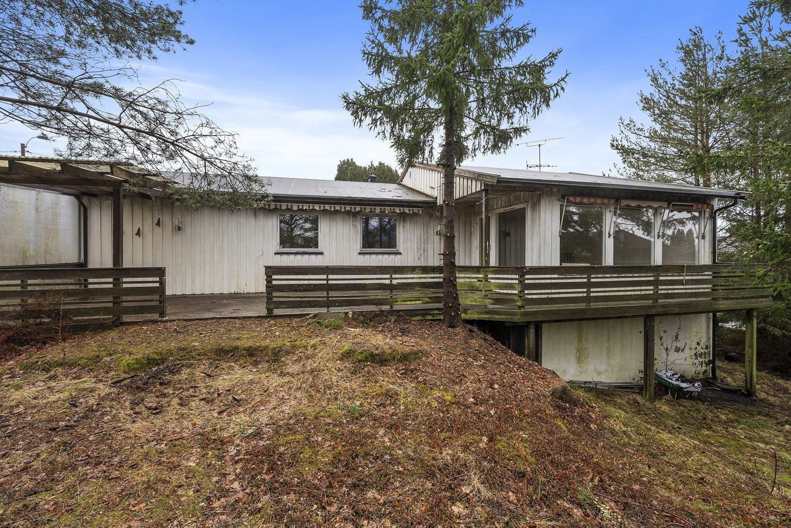 Boligen trenger vedlikehold, men har en fin usjenert beliggenhet og en god planløsning. Galleribilde