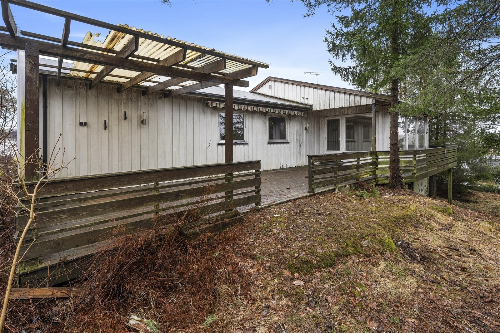 Usjenert terrasse med adkomst ut på tomten. Galleribilde