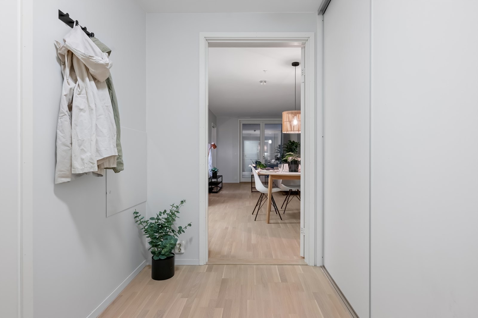 Lys og hyggelig entré med stor og praktisk innebygget skyvedørsgarderobe. Galleribilde