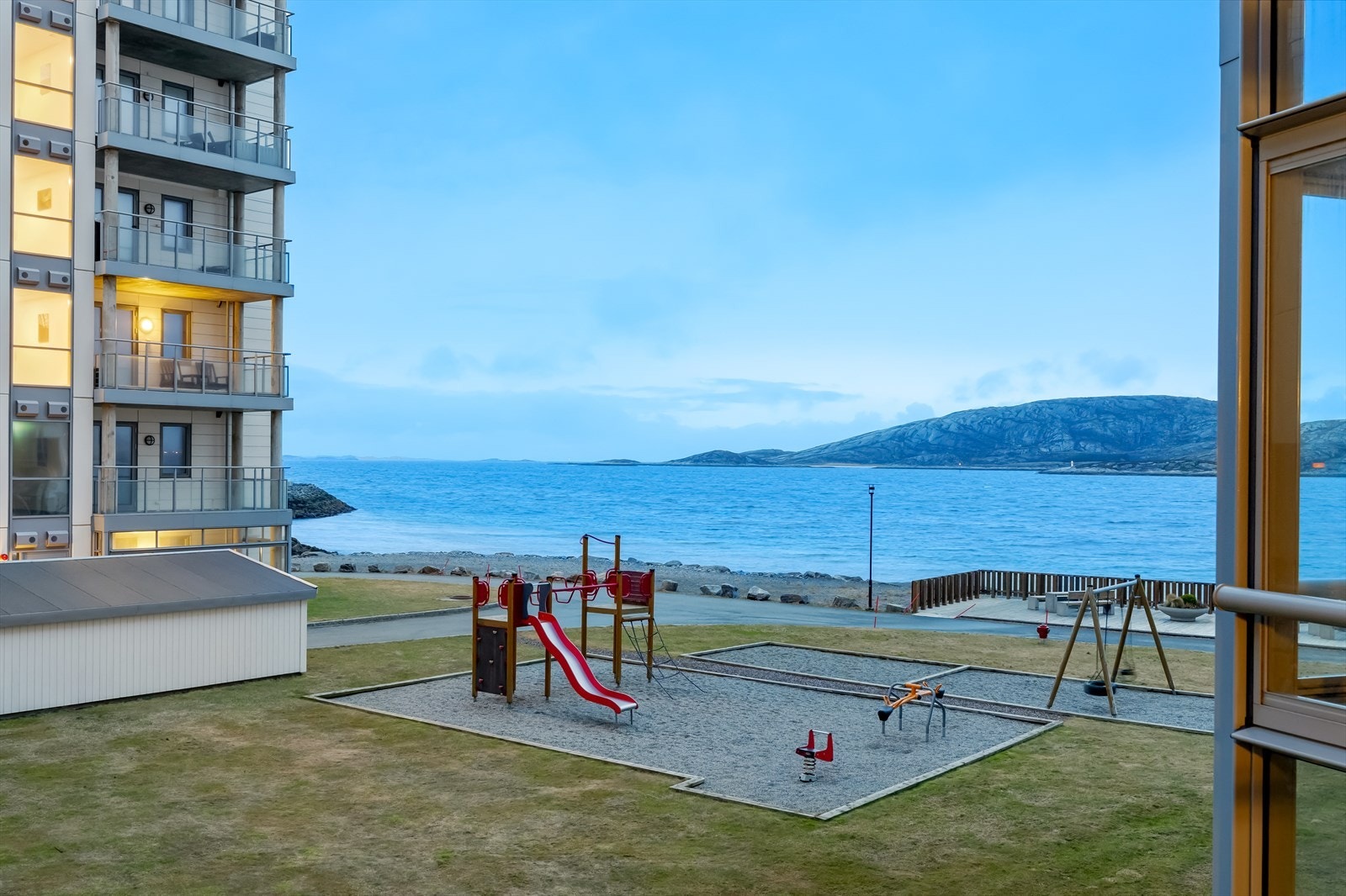 Rett utenfor er det flotte felles grøntarealer og lekeplass for de minste. Galleribilde