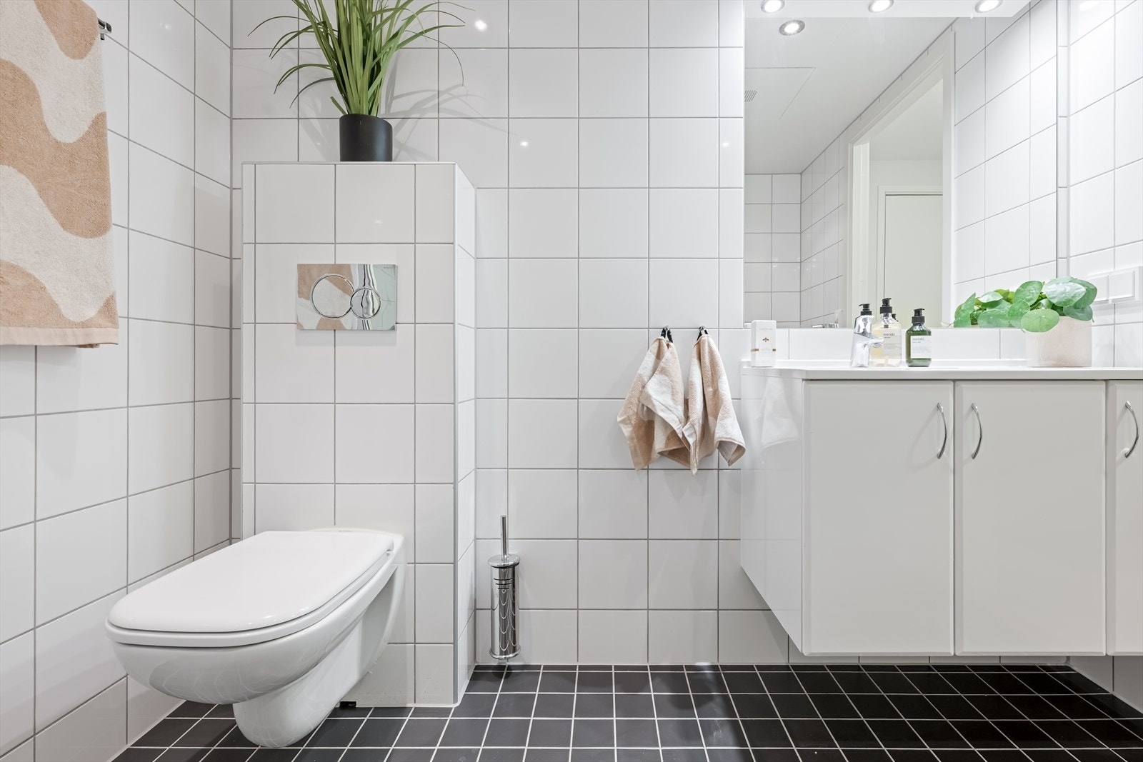 Moderne baderomsinnredning og behagelige varmekabler i gulv. Galleribilde