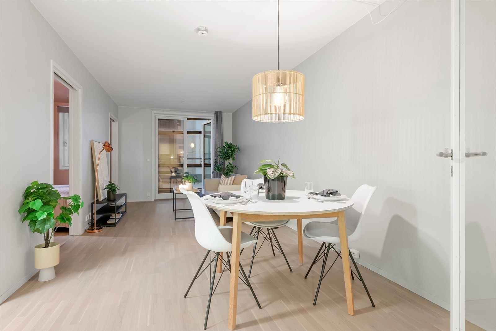 Vi beveger oss videre inn i en lys og innbydende stue. Galleribilde