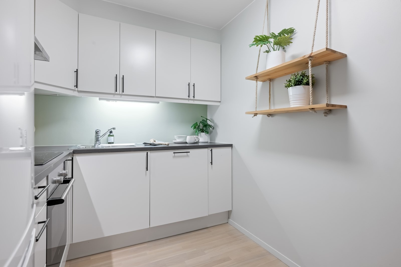 Stilrent og moderne kjøkken med alt en måtte trenge av skap-, skuff- og benkeplass. Galleribilde