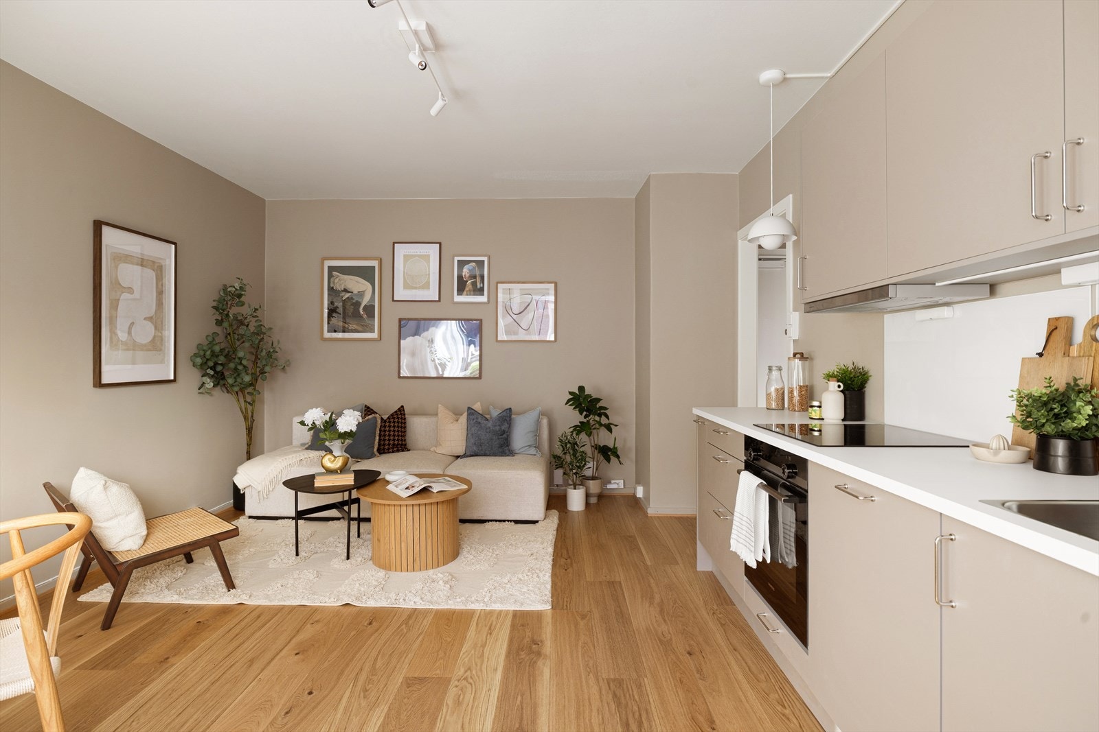 Stuen og kjøkkenet ligger i en åpen løsning som gir en luftig og sosial romfølelse Galleribilde