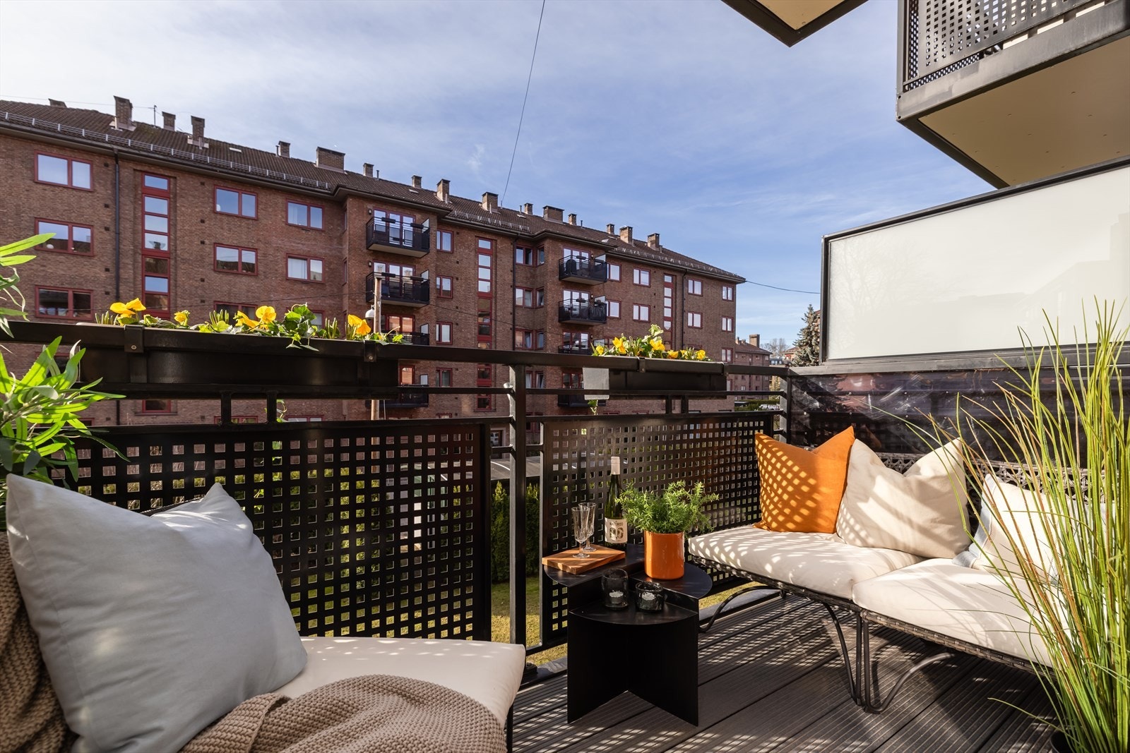 Fra balkongen er det flott utsyn mot borettslaget felles grøntområder og balkongen byr både på ettermiddags- og kveldssol Galleribilde