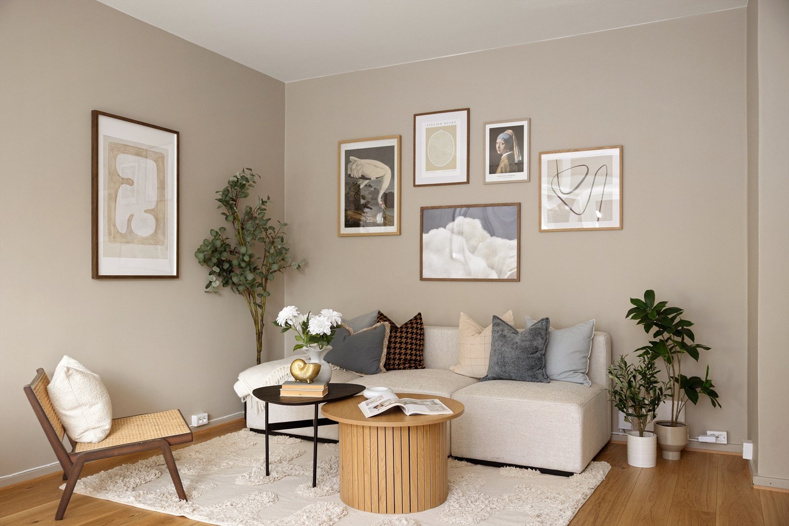 Her er det god plass til sofa, tv-møbler og spisebord Galleribilde