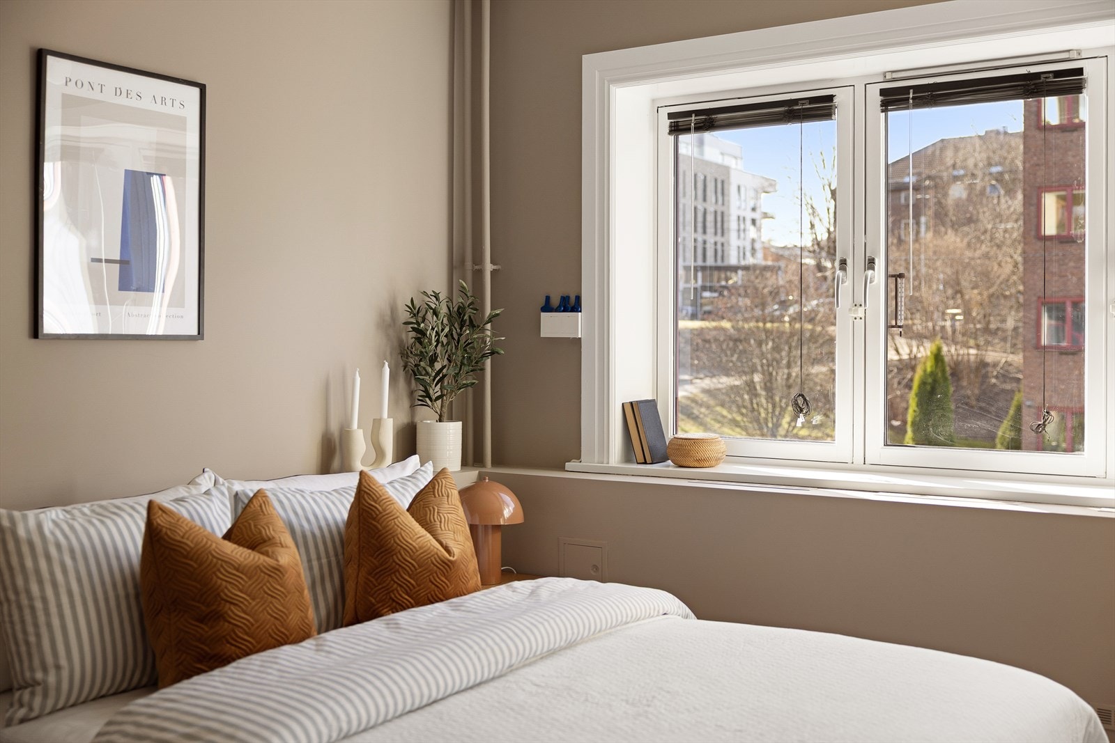 De store vindusflatene slipper inn rikelig med naturlig lys og gir en fin romfølelse Galleribilde