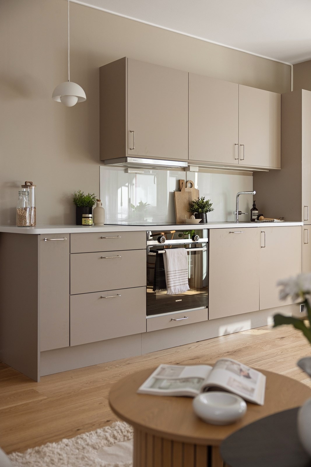 Det er godt med skap- og benkeplass på kjøkkenet Galleribilde