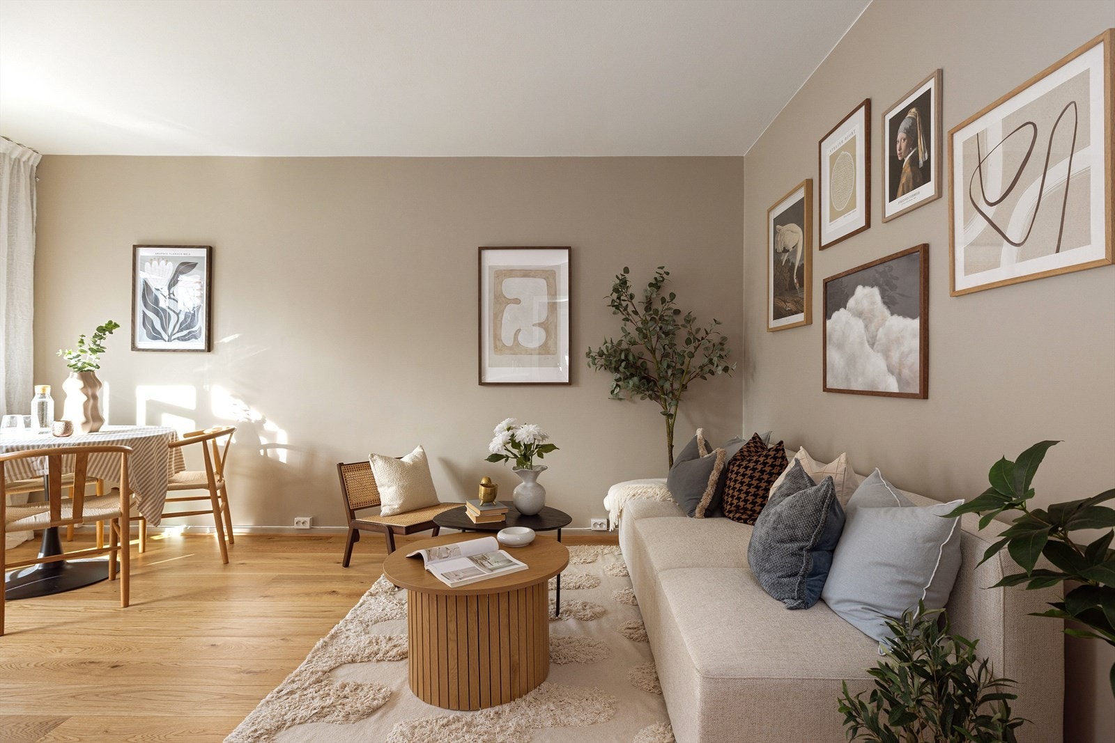 Stuen og øvrige rom ble malt i 2026, og fremstår med delikate og tidsriktige fargevalg Galleribilde