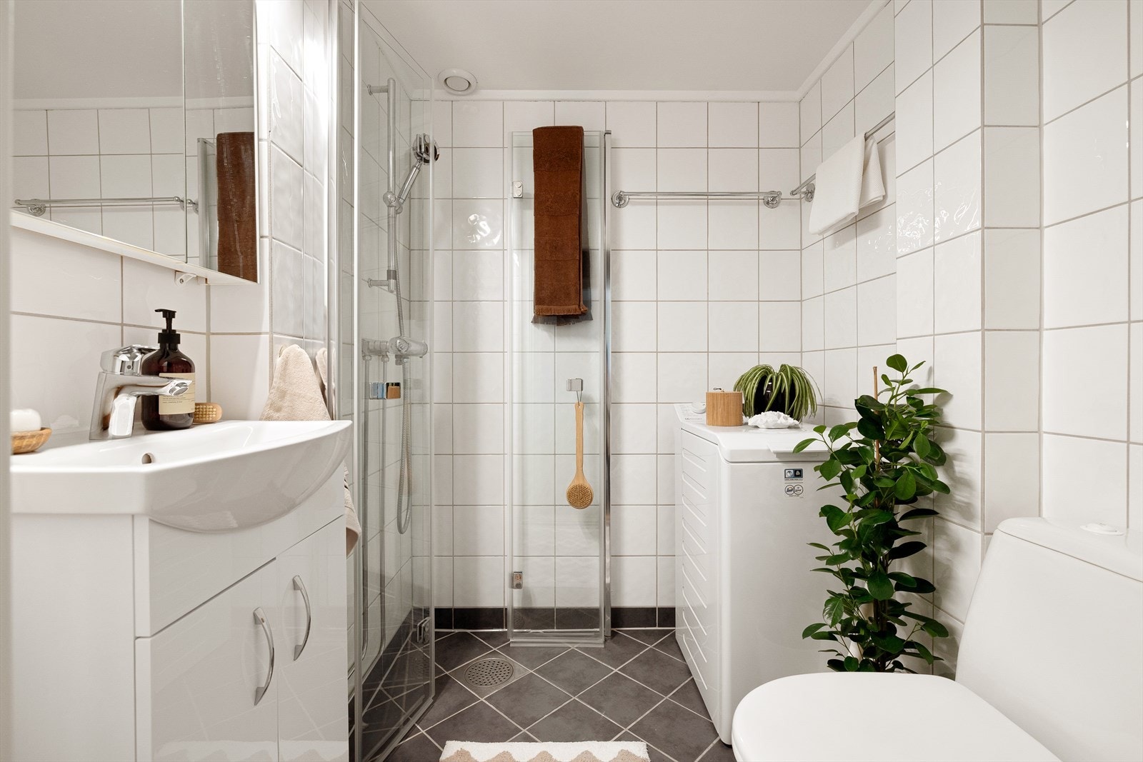 Badet er fra 2005 i følge tidligere salgsoppgave og fremstår som lyst og pent med flislagte vegger og gulv. Badet har elektriske varmekabler i gulvet Galleribilde