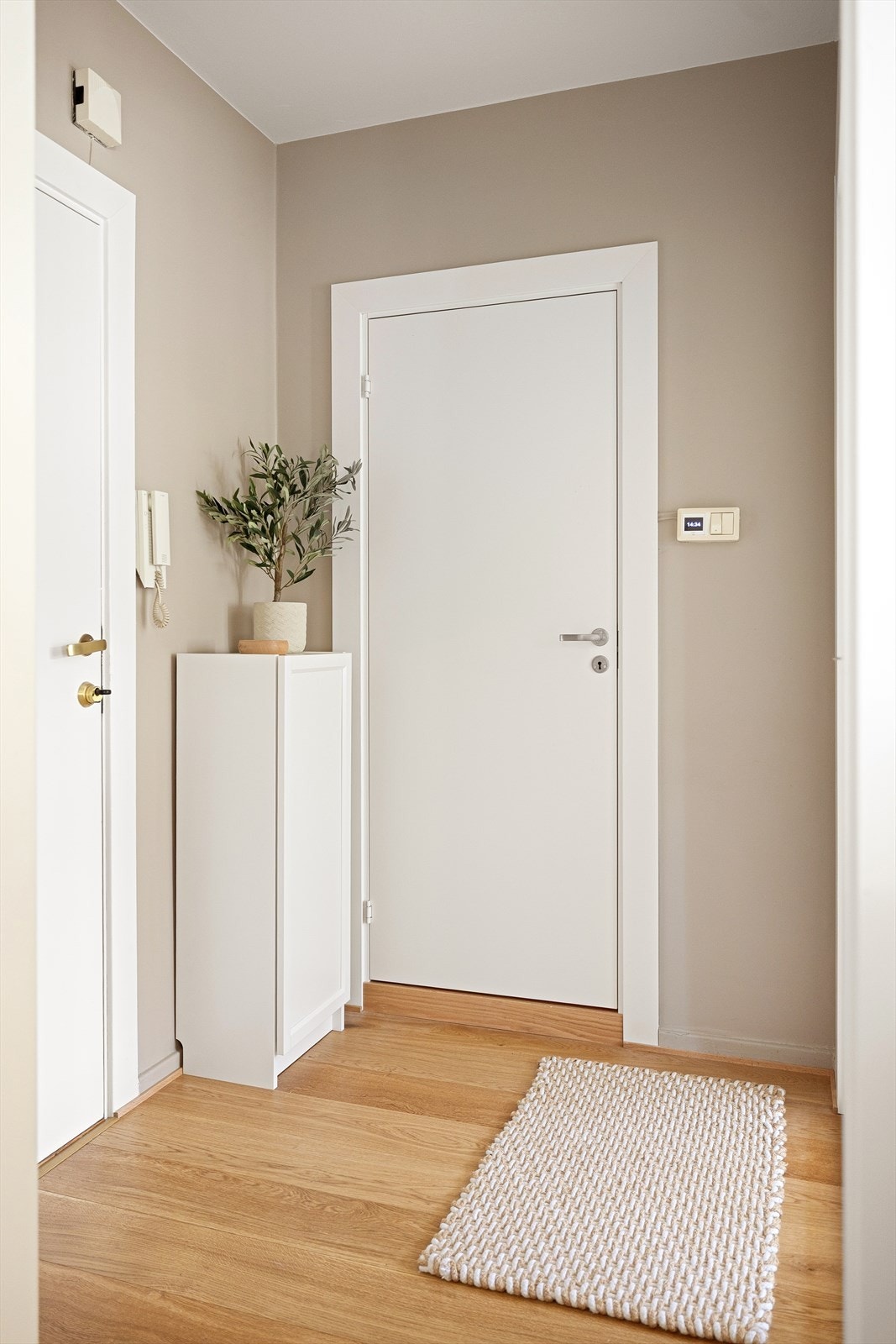 Entreen er i likhet med de øvrige rommene i boligen, smakfullt innredet med parkettgulv og lysmalte vegger Galleribilde