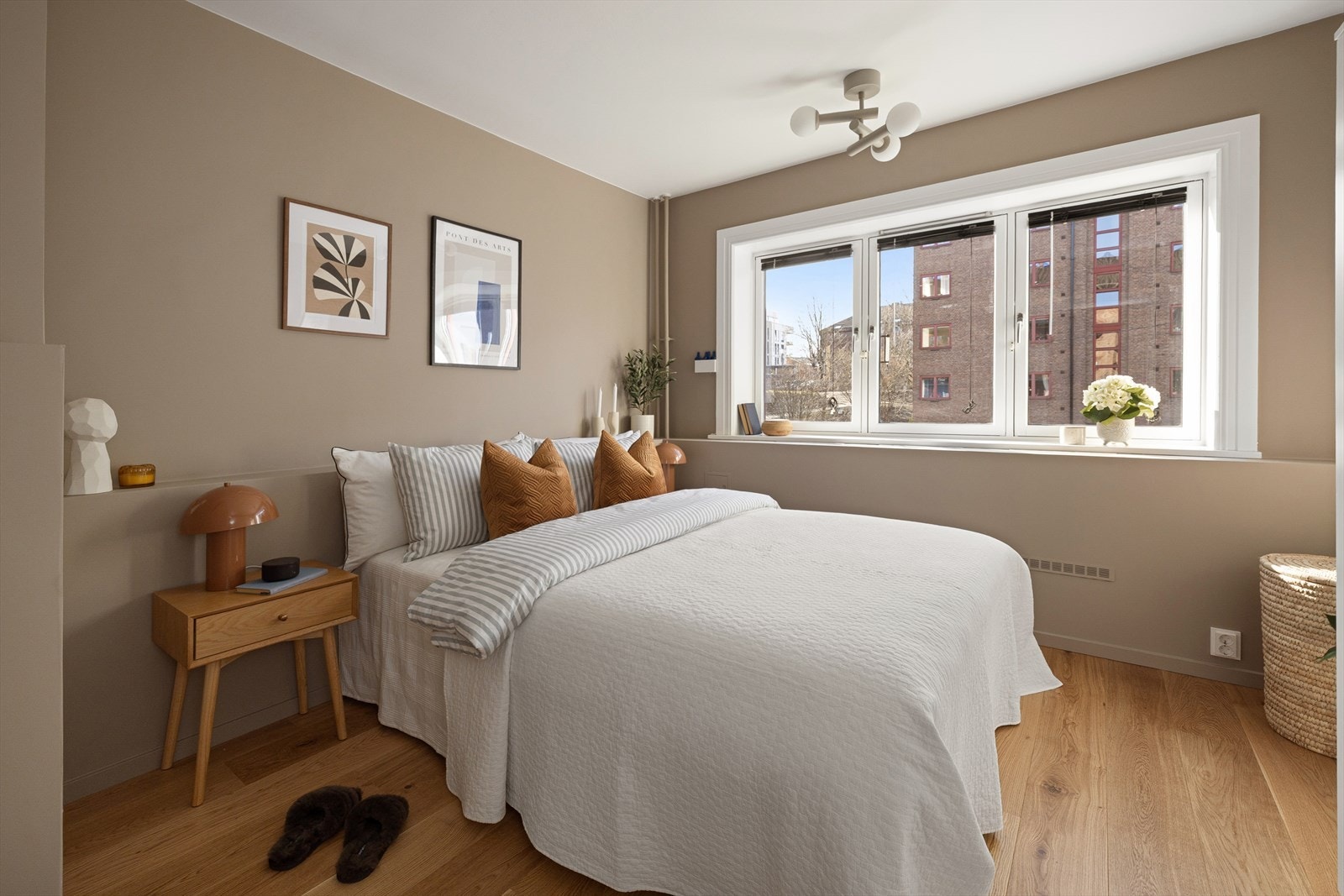 Lunt og innbydende soverom malt i delikate farger med pent parkettgulv Galleribilde