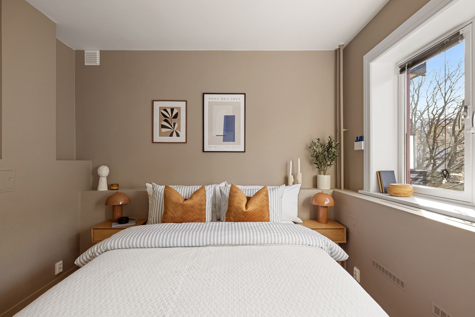 Det er god plass til dobbeltseng med nattbord på begge sider Galleribilde