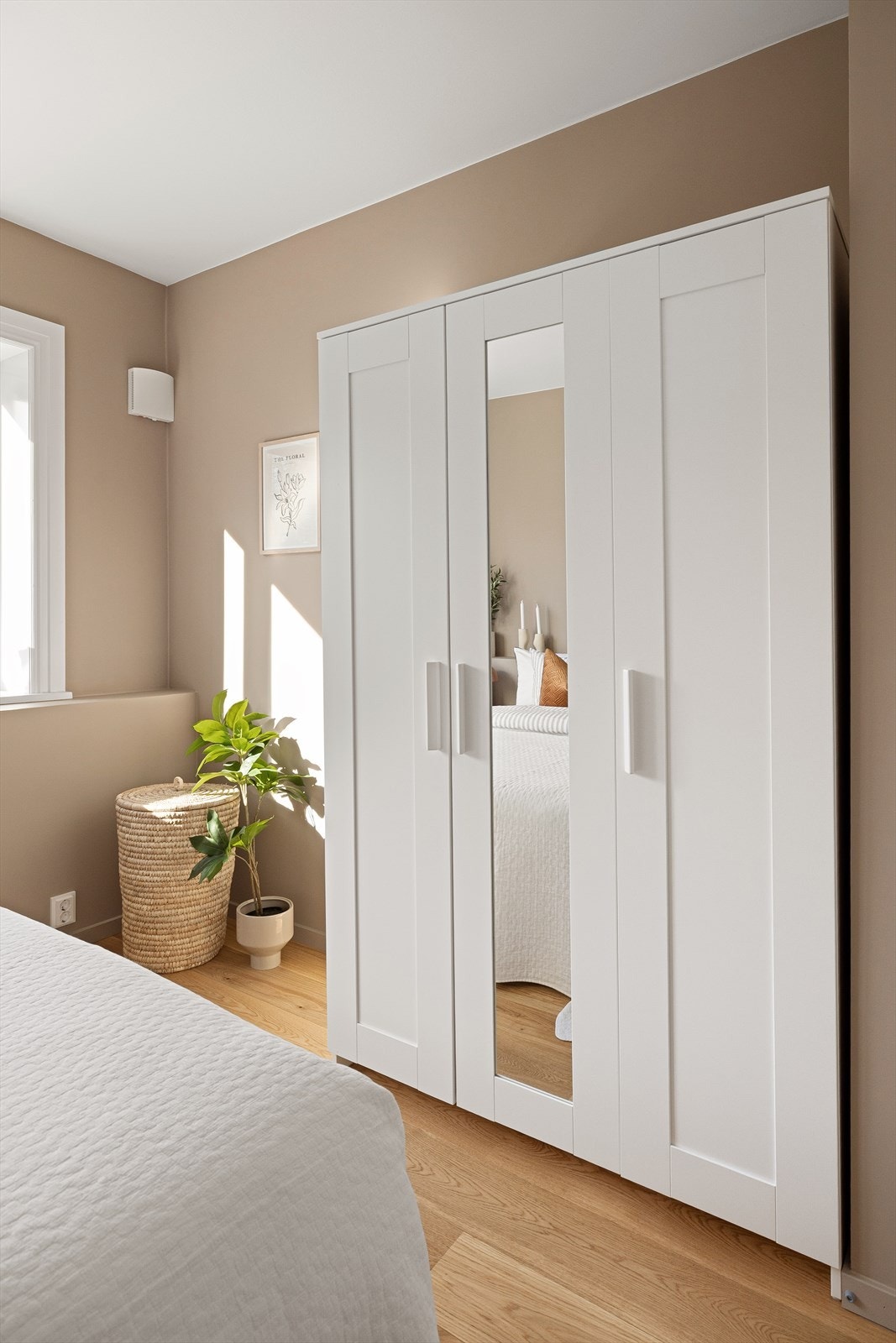 Det er godt med oppbevaringsplass i garderobeskapet Galleribilde