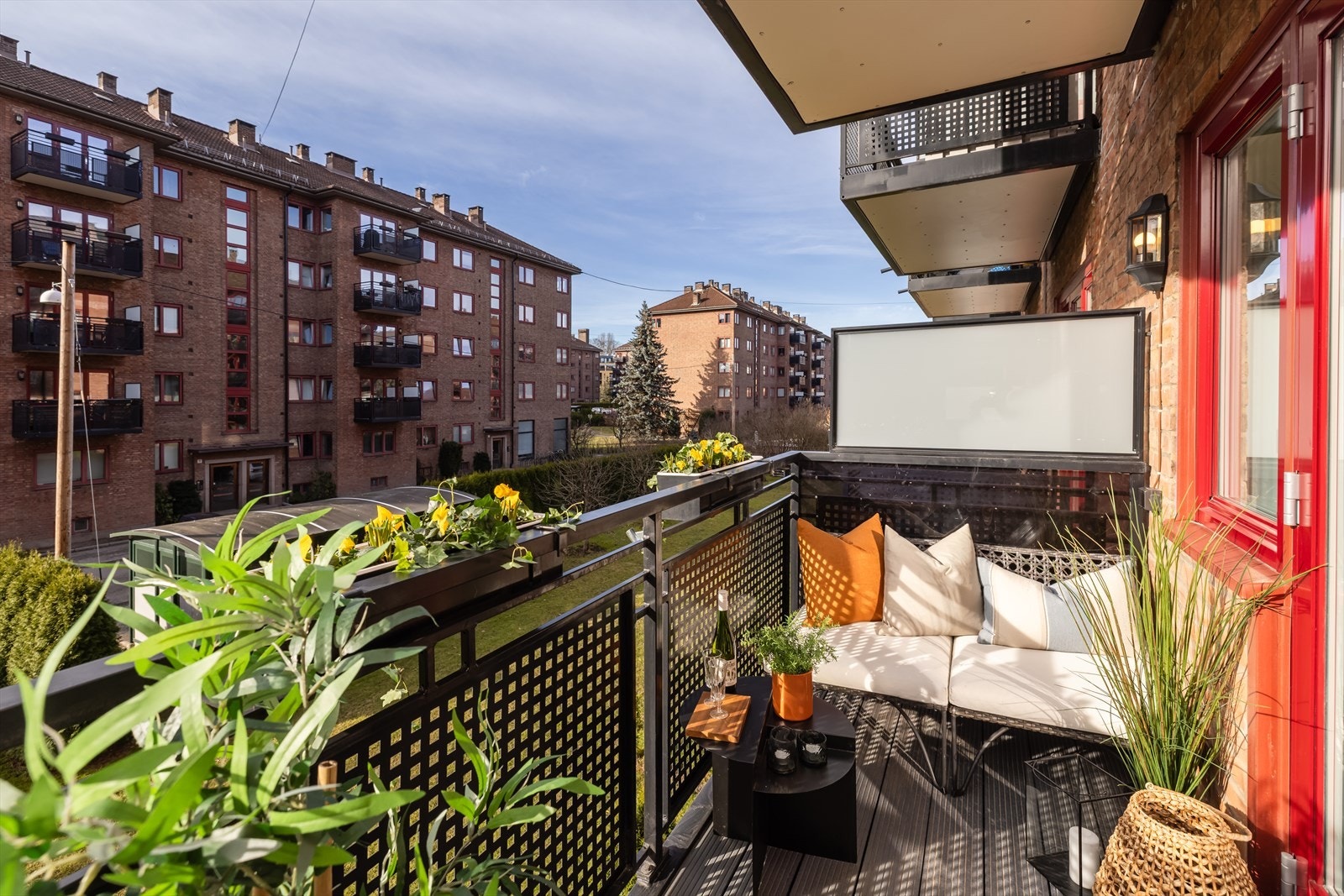 Balkongen er på ca. 4 kvm og har god plass til utemøbler, beplantning og grill Galleribilde