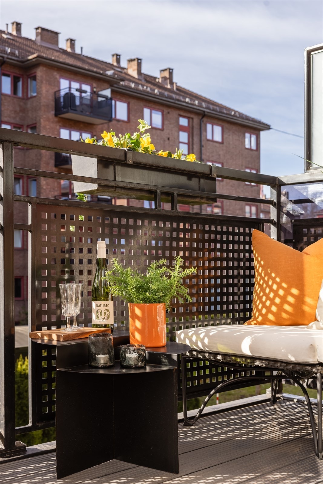 Balkongen er perfekt for morgenkaffe eller hyggelige kvelder utendørs Galleribilde