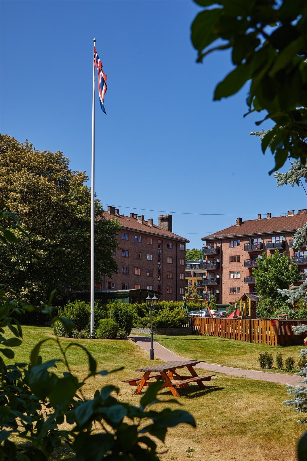 Borettslaget har fellesvaskeri, gjesteleiligheter, felles sykkelbod, velferdslokale og 150 parkeringsplasser som fordeles etter venteliste Galleribilde