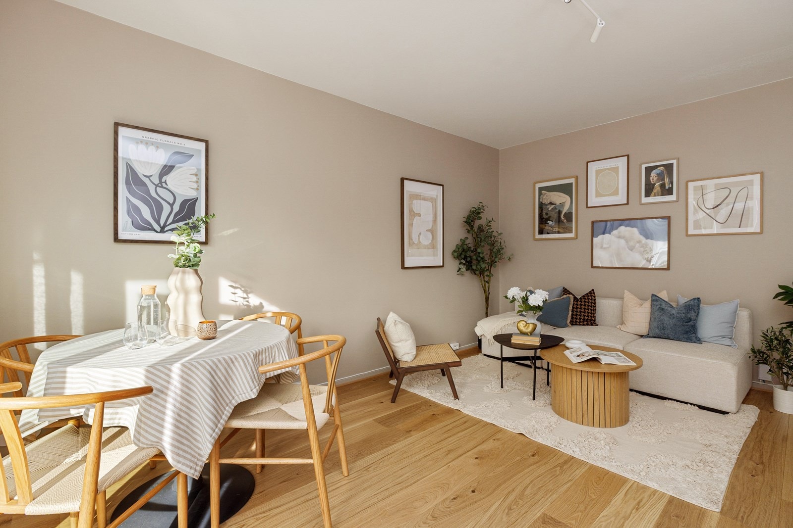 Romslig stue med gode møbleringsmuligheter Galleribilde