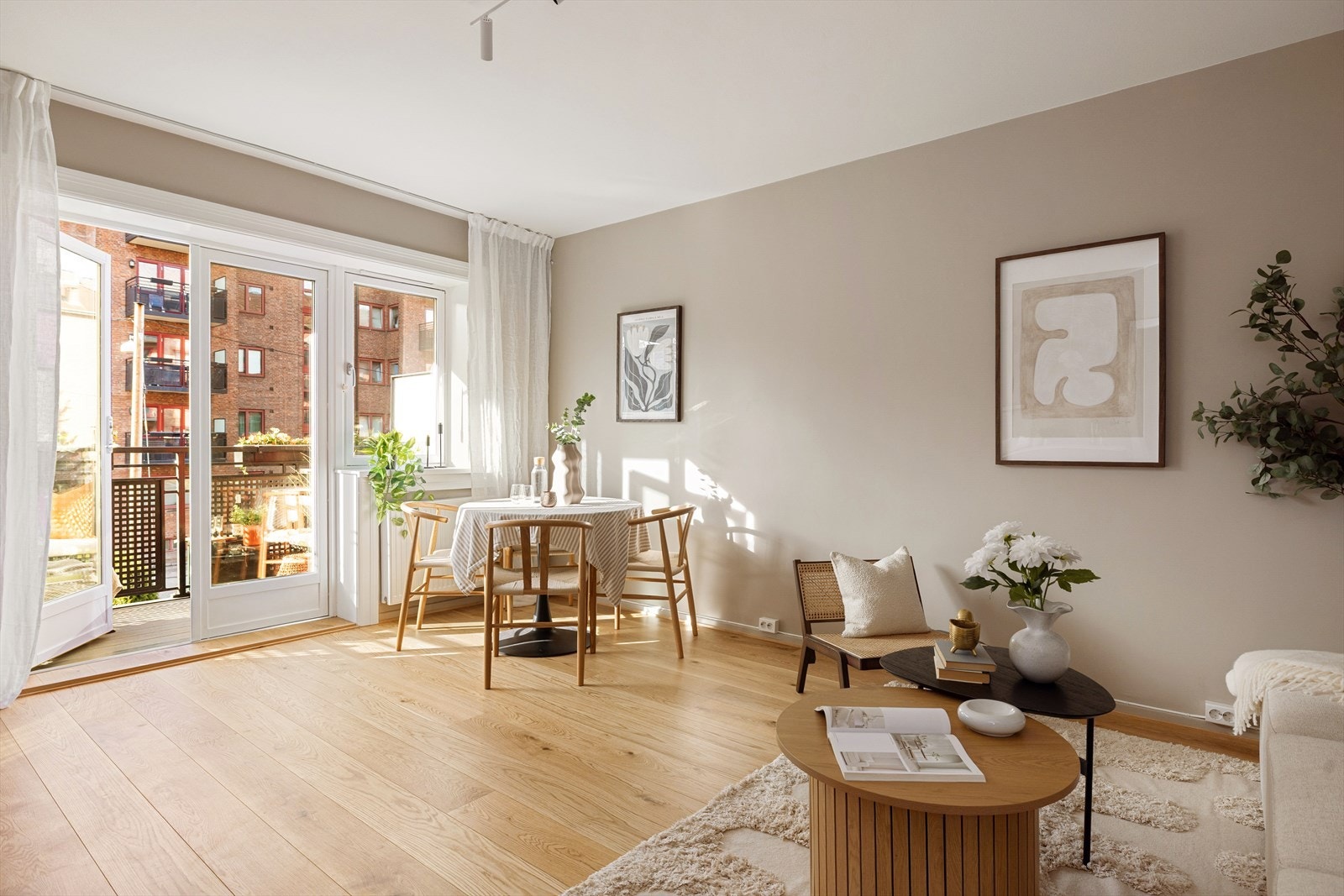 Leiligheten oppleves lys og luftig, med store vindusflater som gir en romslig og innbydende atmosfære Galleribilde