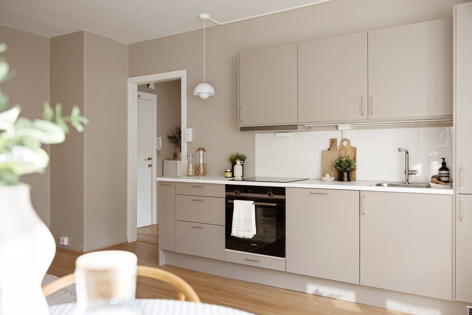 Kjøkkenet ble oppgrader i 2026 og består av integrert kjøl/fryseskap, oppvaskmaskin, platetopp og stekeovn Galleribilde