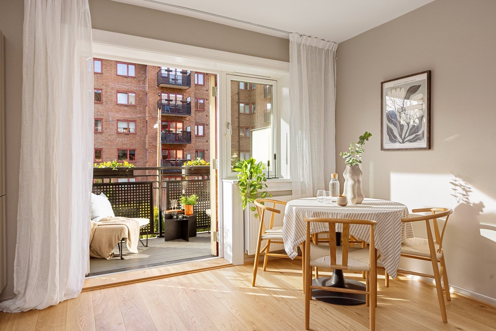 Leiligheten har en flott planløsning bestående av entré, åpen stue- og kjøkkenløsning, soverom og bad Galleribilde