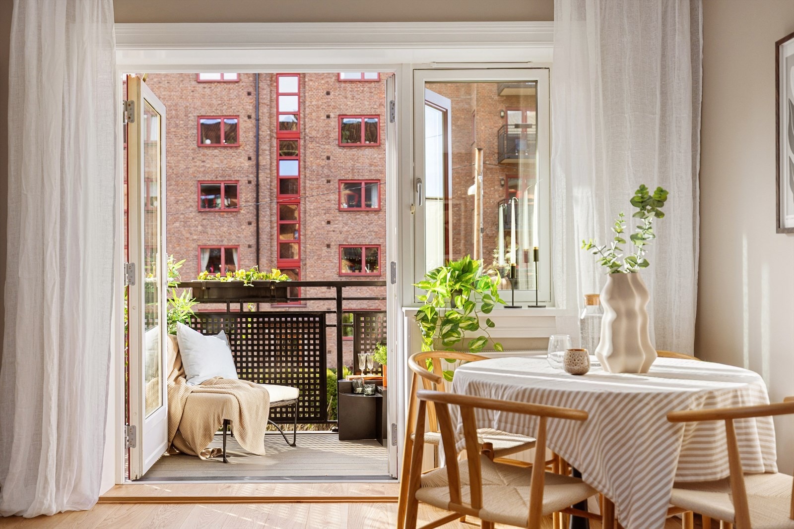 Fra stuen er det utgang til en hyggelig balkong via doble balkongdører, som gir en naturlig forlengelse av oppholdsrommet Galleribilde