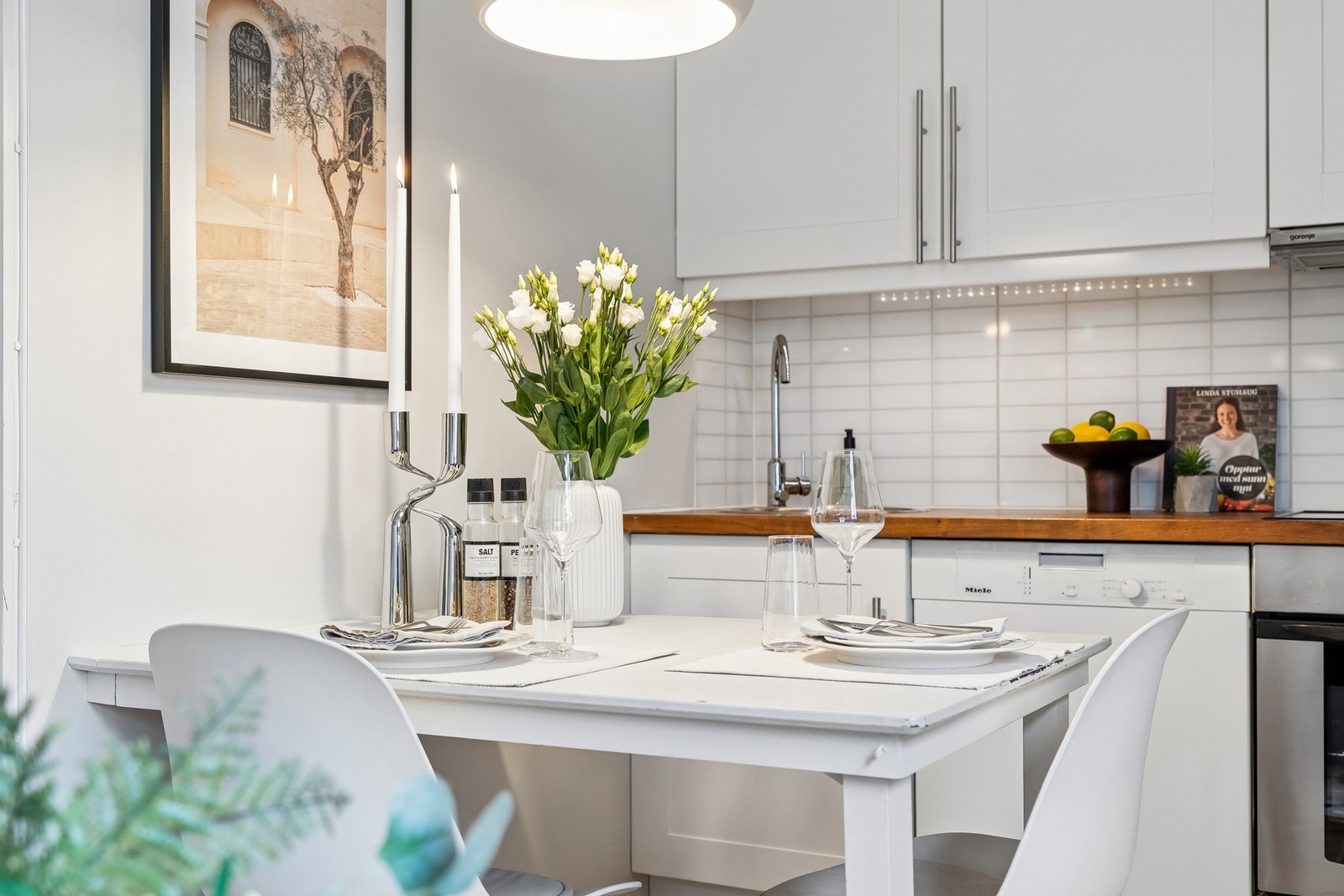 Plassbygd spiseplass i tilknytning til kjøkkenet - en praktisk løsning for både hverdagsbruk og sosiale anledninger. Galleribilde