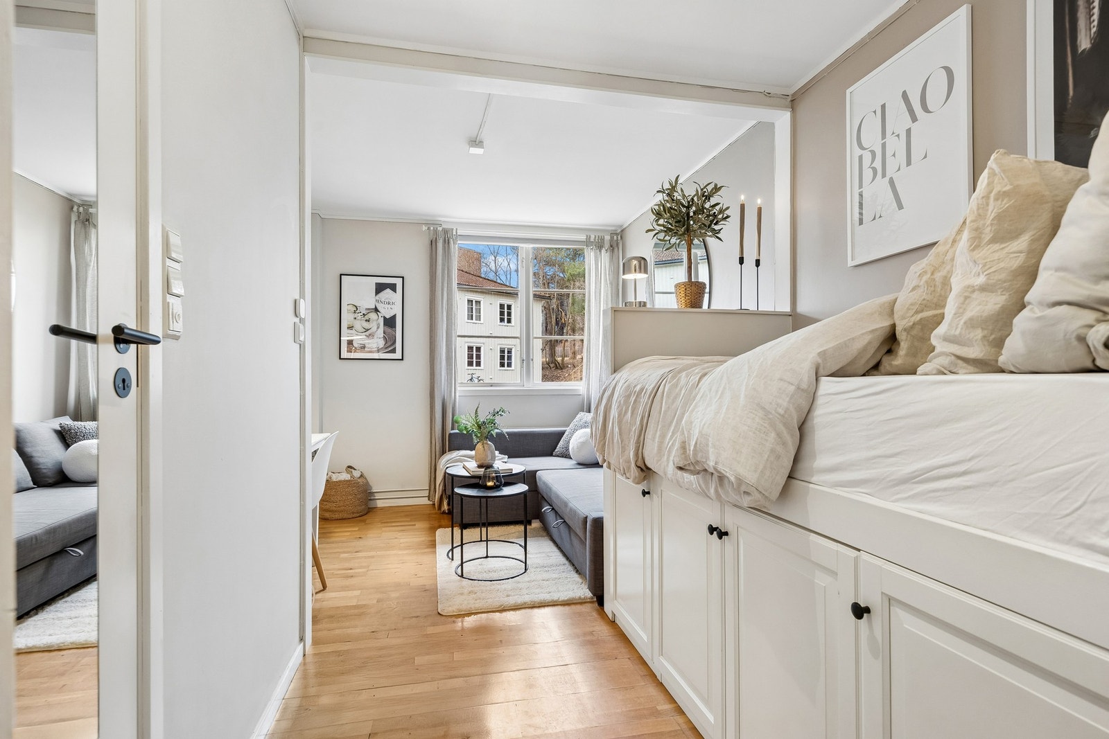 Leiligheten har en smart og plassbesparende løsning for soveplass, sømløst integrert i oppholdsrommet. Galleribilde