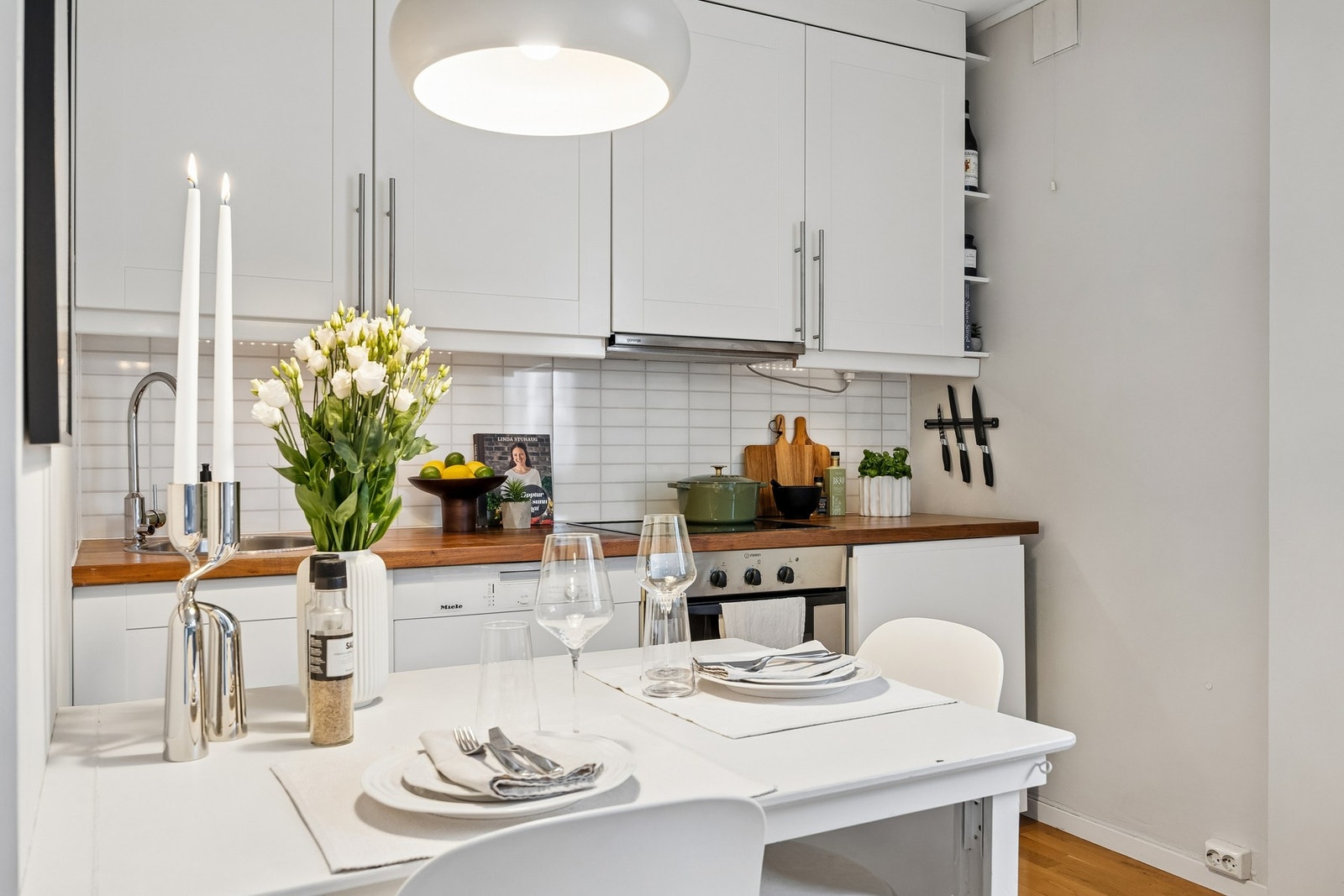 Kjøkkenet fremstår som funksjonelt og arealeffektivt, med innredning med slette fronter og laminert benkeplate. Galleribilde