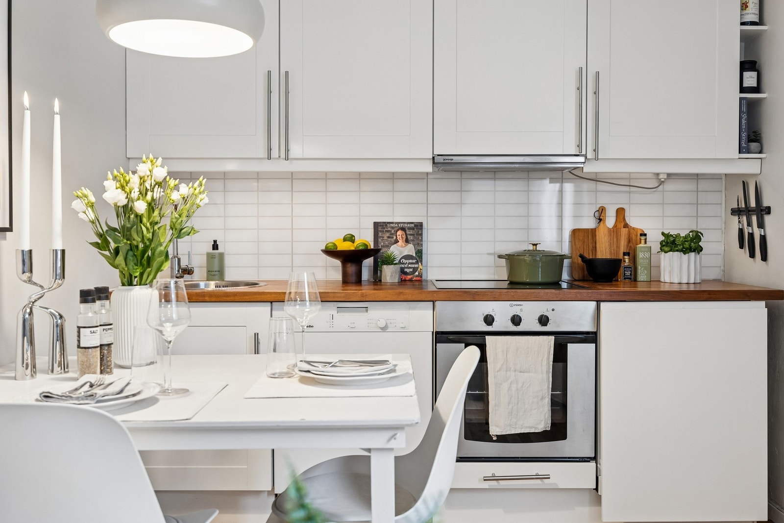 Velkommen inn - en lys og arealeffektiv 1-roms selveierleilighet med smarte og gjennomtenkte løsninger. Galleribilde