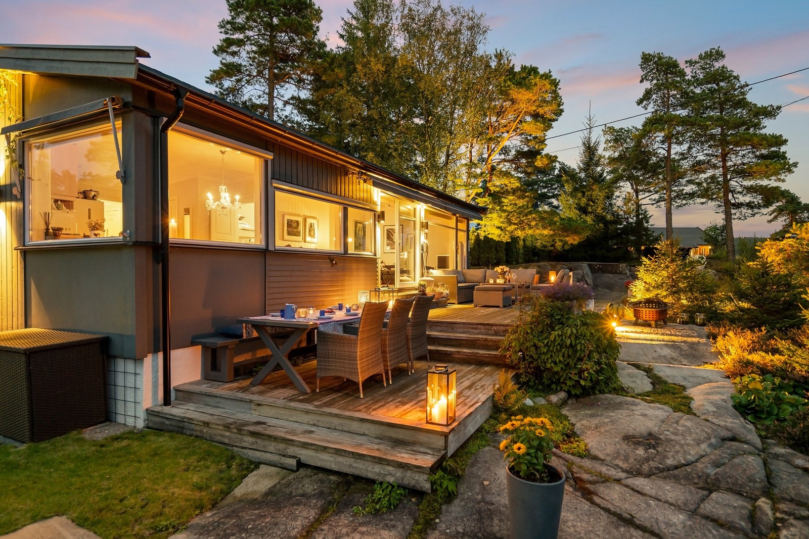 Romslig terrasse med plass til flere sittegrupper Galleribilde