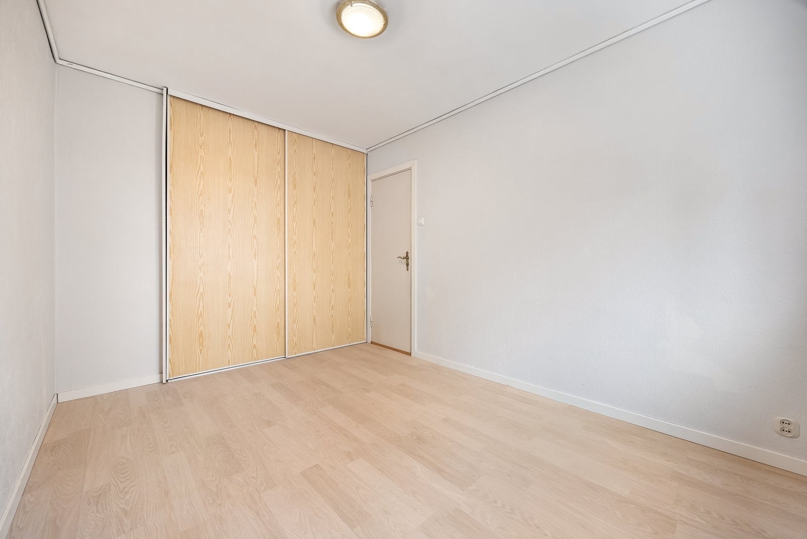 En stor skyvedørsgarderobe på hovedsoverommet gir rikelig med oppbevaringsplass. Galleribilde