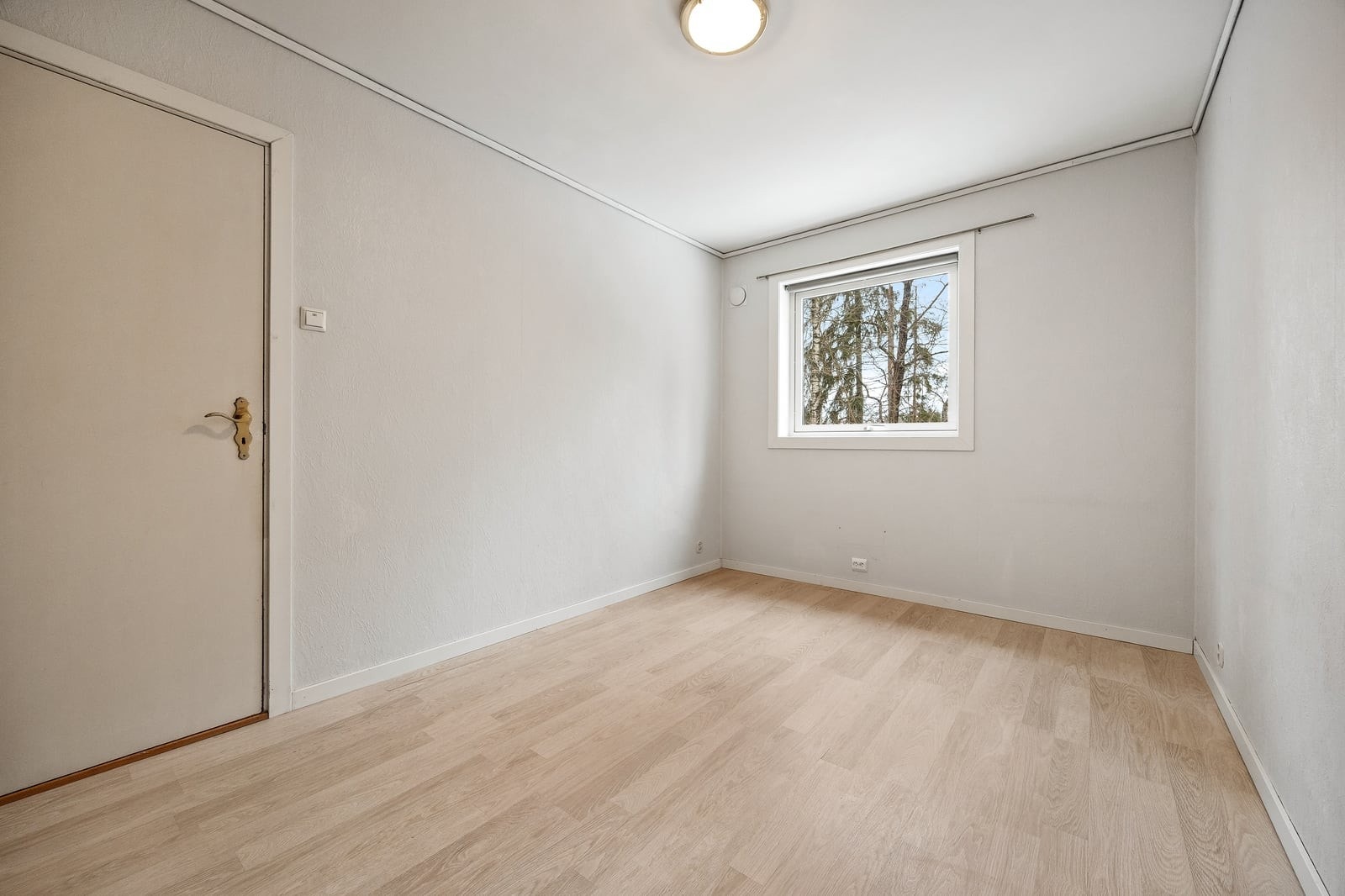 Rommet vender mot et rolig område og har laminatgulv. Galleribilde