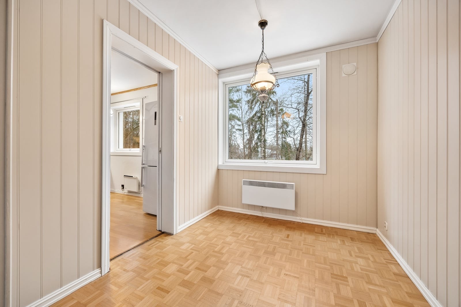 Spisestuen har en praktisk plassering med direkte tilgang til kjøkkenet. Galleribilde