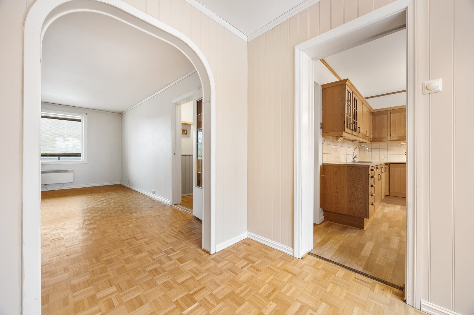 Den åpne buen skaper en fin overgang mellom rommene, samtidig som den definerer sonene. Galleribilde