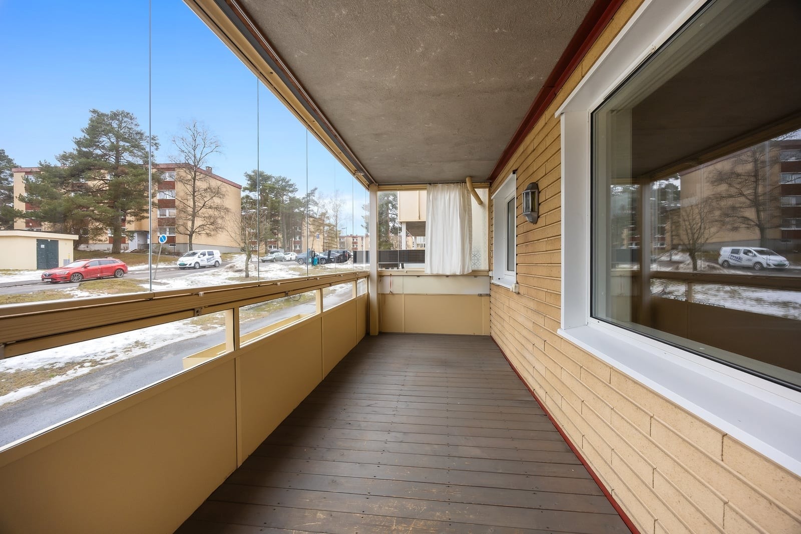 Den sørvendte, innglassede balkongen på 10 m² fungerer som et ekstra rom fra tidlig vår til sen høst. Galleribilde