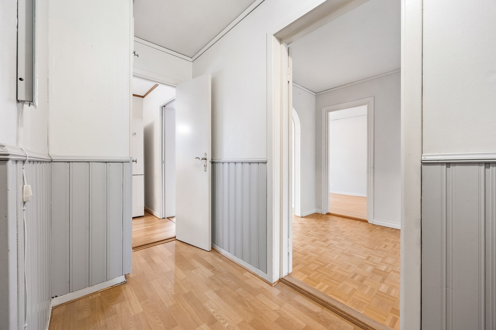 Fra entreen er det enkel adkomst til alle rom, noe som gir en funksjonell flyt i hverdagen. Galleribilde