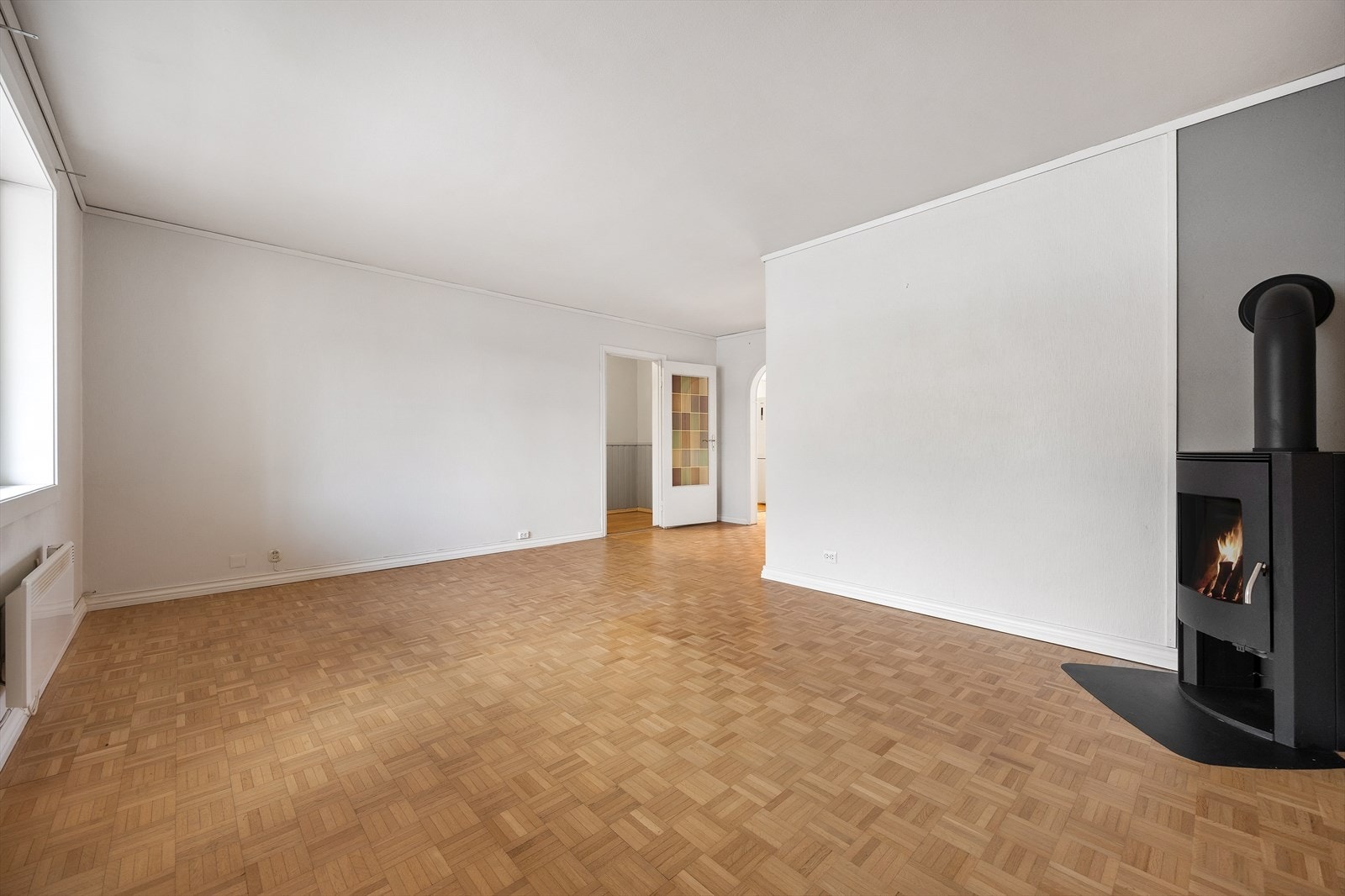 Rommet har god plass til en romslig sofagruppe og annen møblering. Galleribilde