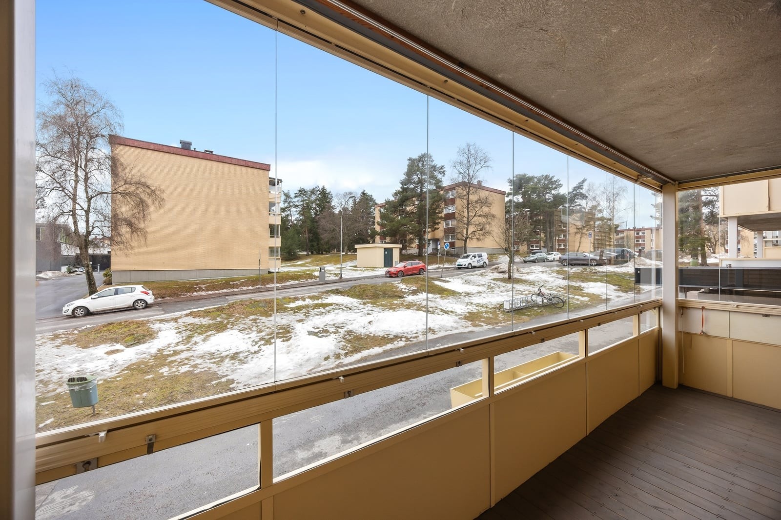 Innglassingen gir ly for vær og vind, og kan enkelt skyves til side på varme dager. Galleribilde