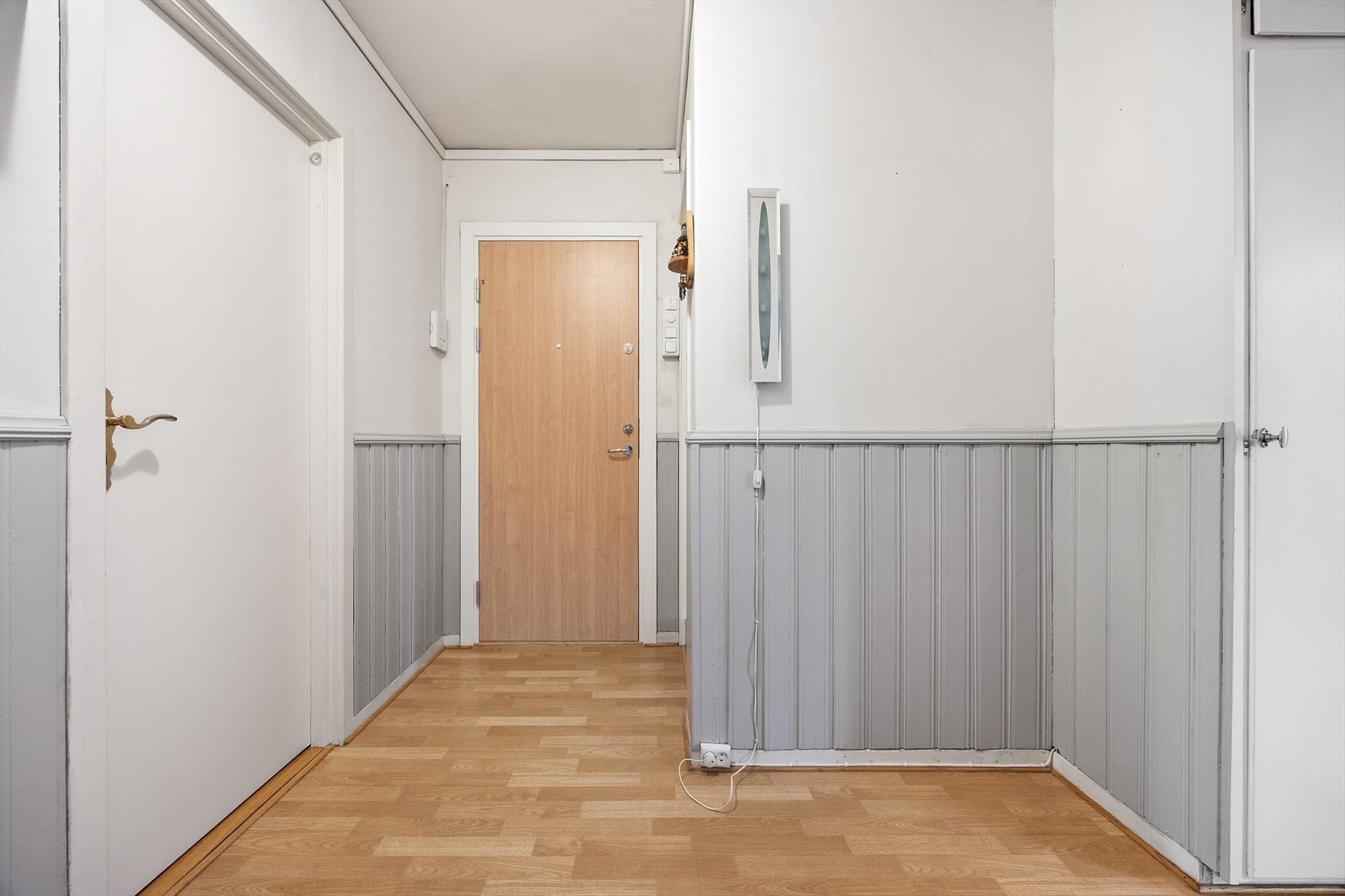 Du ønskes velkommen av en lys entré med plass til yttertøy. Ytterdøren er brann- og lydklassifisert. Galleribilde