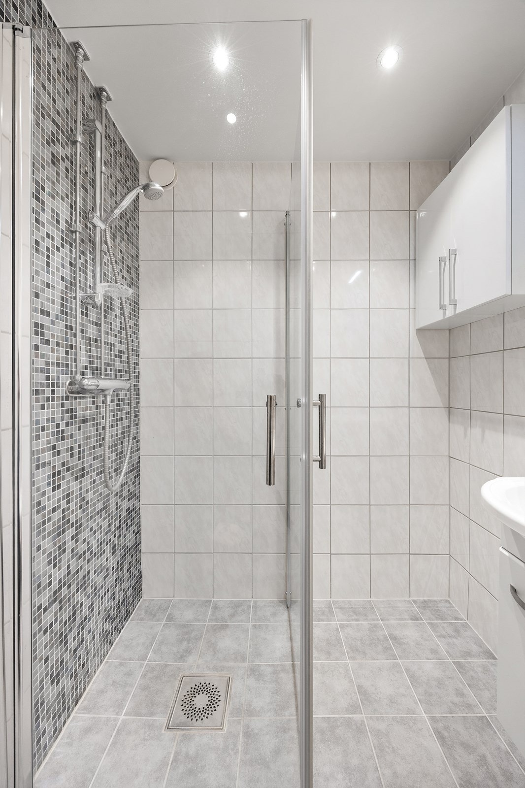 Badet ble pusset opp i 2015, med flislagte overflater og en praktisk dusj med innfellbare glassdører. Galleribilde