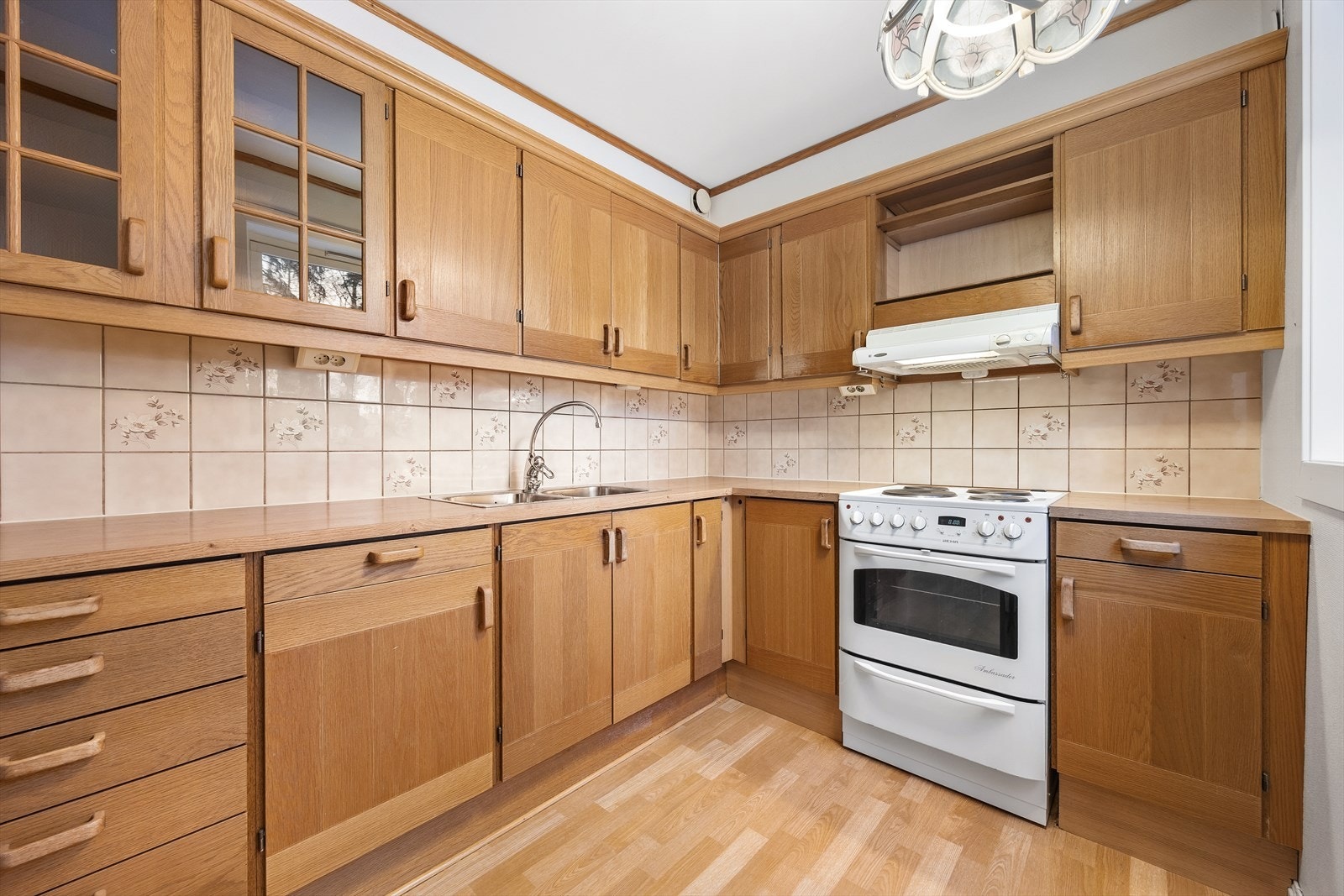 Kjøkkenet har en eldre, men velholdt innredning med glatte fronter og god skapplass. Galleribilde